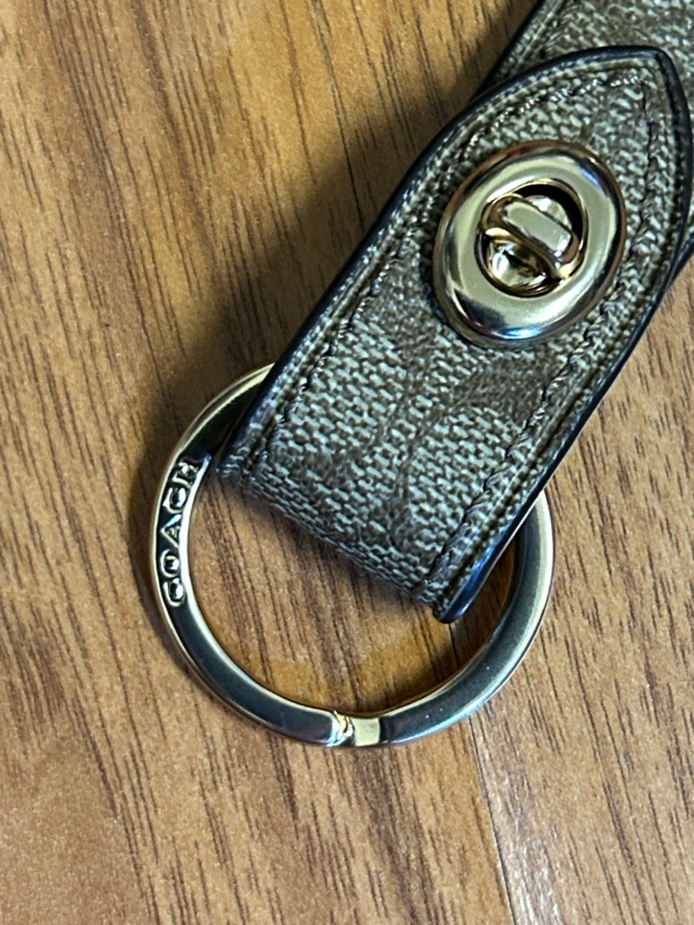 NWOT Coach Trigger Snap Bag Charm
In Signature Canvas - Picture 4 of 7